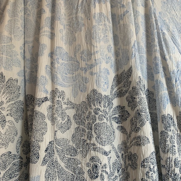 LOFT 3/4 sleeve flowy style blouse great condition. Size Large - Picture 4 of 4